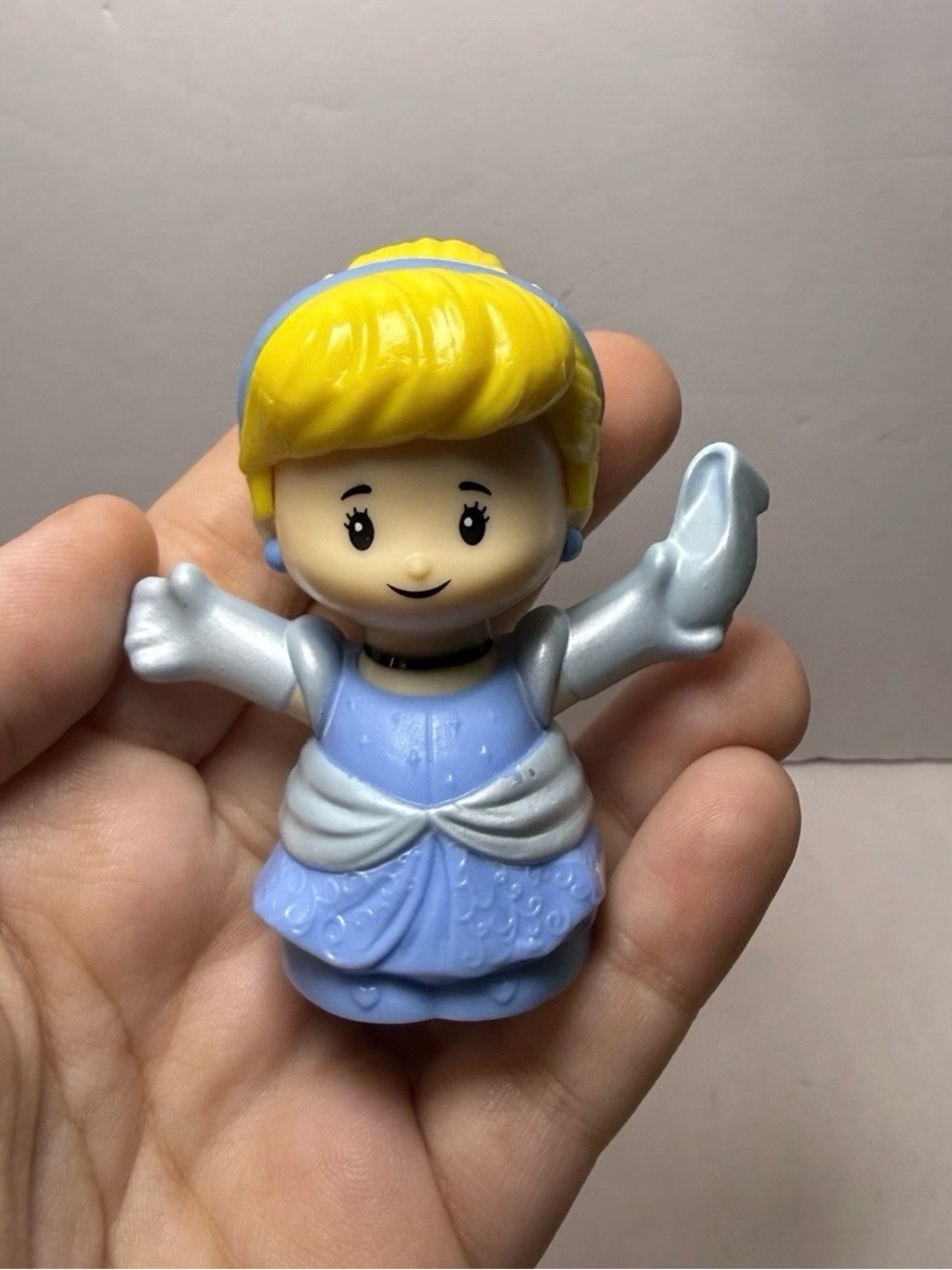 Fisher-Price Little People Figures Disney PRINCESS CINDERELLA Glass Slipper 2022